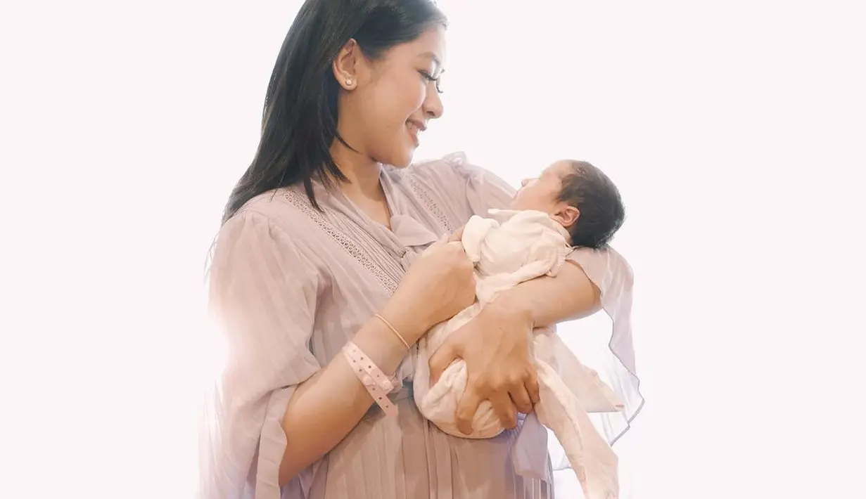 Aliya Rajasa memandang putrinya dengan penuh cinta. (Foto: Instagram/ ruby_26)