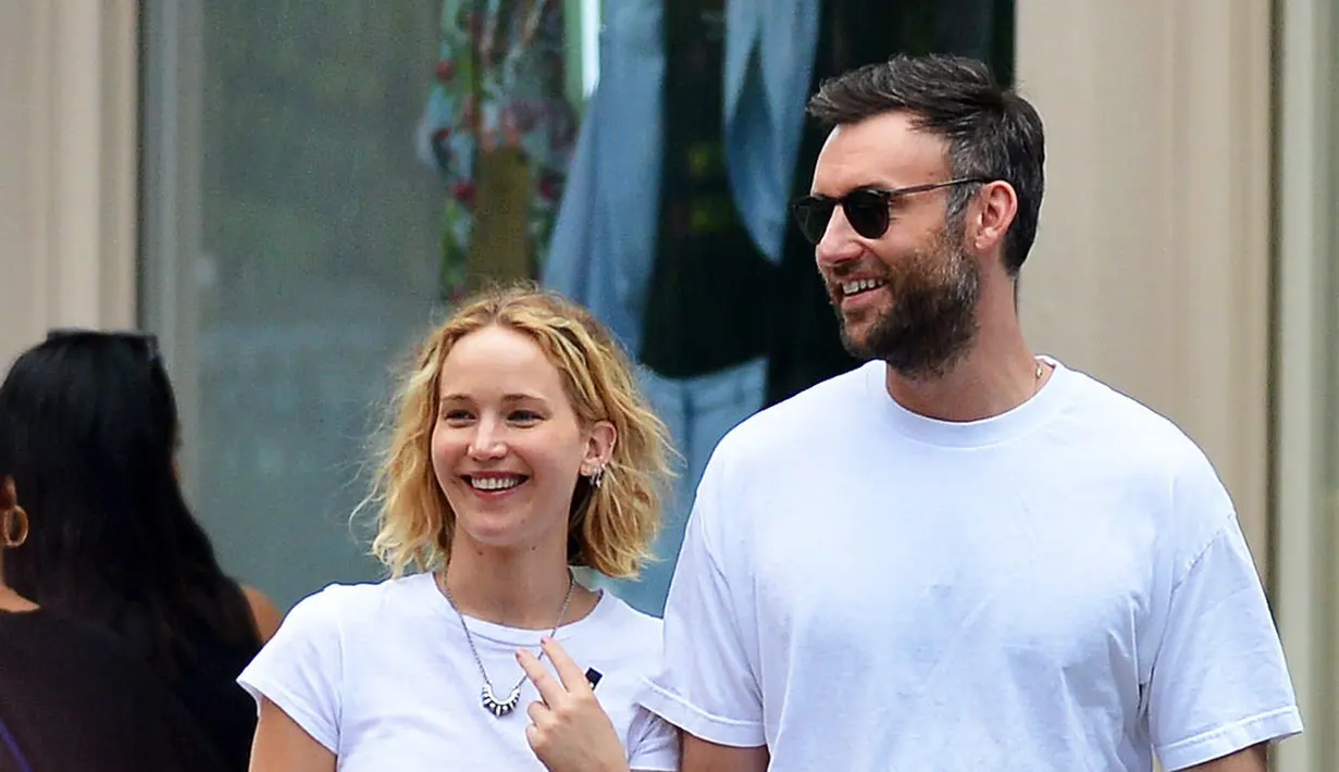 Kini keduanya pun terlihat semakin mesra dan tak segan memamerkan hubungan itu di depan publik.(Extra)