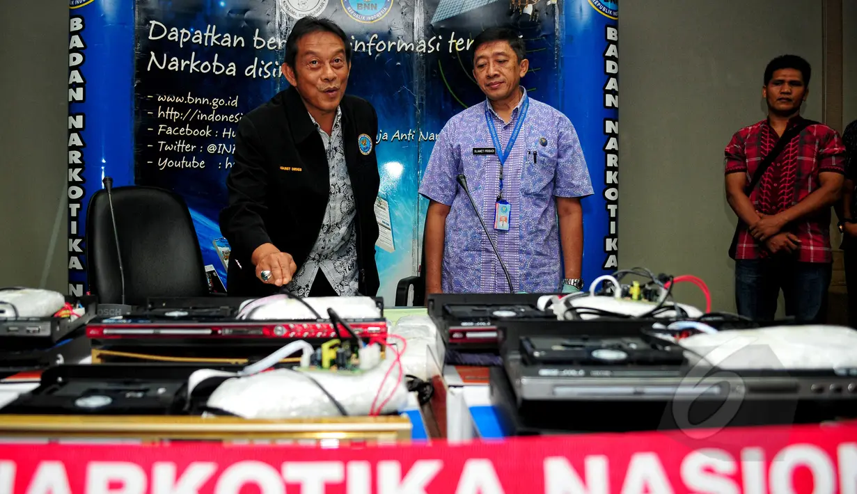 Deputi Pemberantasan BNN Inspektur Jenderal Pol, Dedi Fauzi El Hakim (kiri) saat menunjukan barang bukti, di Kantor BNN, Jakarta, Selasa (19/5). BNN meringkus 2 wanita yang menjadi kurir sabu seberat 12,29 kg. (Liputan6.com/Yoppy Renato)