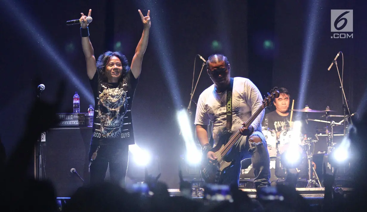 Band Power Metal beraksi menghibur penonton di JogjaRockarta International Music Festival 2017 di Stadion Kridosono, Jogjakarta, Jumat (29/9). Band Power Metal membawakan lagu-lagu hits mereka, seperti "Timur Tragedi".  (Liputan6.com/Herman Zakharia)