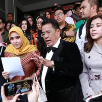Fairuz A Rafiq didampingi suami Sonny Septian dan pengacara Hotman Paris saat memberikan keterangan pers di Polda Metro Jaya, Jakarta Selatan, Senin (1/7/2019). Fairuz melaporkan Galih Ginanjar dengan pasal pencemaran nama baik yang membongkar masa lalu pernikahan mereka. (Fimela.com/Deki Prayoga)