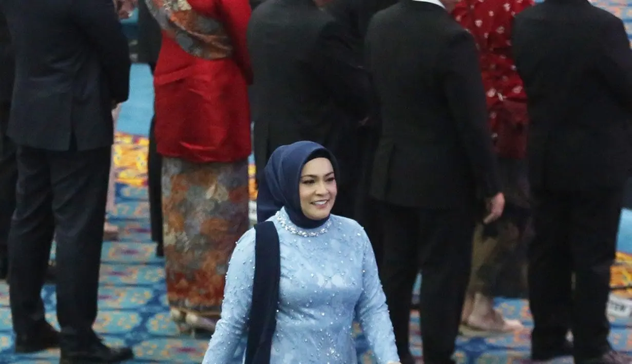 Astrid Kuya tampak sangat menawan dengan kebaya yang dikenakan. Ia mengenakan  kebaya biru yang dipadu dengan kain batik [KapanLagi.com®/Budy Santoso]