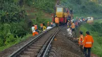 Jalur Kereta Api (KA) Jawa Barat (Jabar) Selatan Longsor. (Liputan6.com/ Jayadi Supriadin)