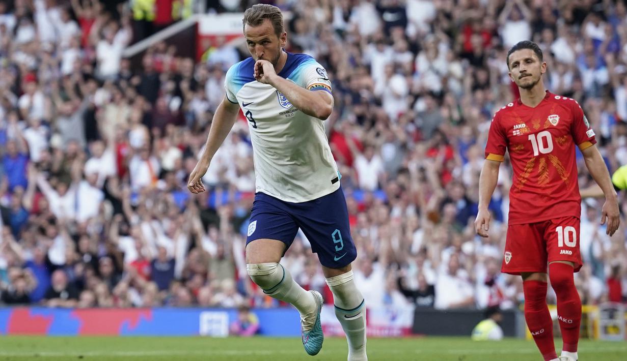Selebrasi striker Timnas Inggris, Harry Kane setelah mencetak gol pertama Inggris ke gawang Makedonia Utara pada laga Grup C kualifikasi Euro 2024 antara Timnas Inggris menghadapi Makedonia Utara di Old Trafford, Manchester (19/6/2023). (AP Photo/Dave Thompson)