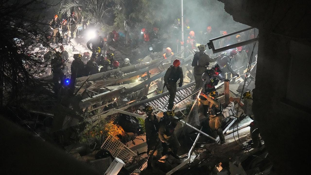 FOTO: Rudal Iran Hantam Permukiman di Haifa Israel