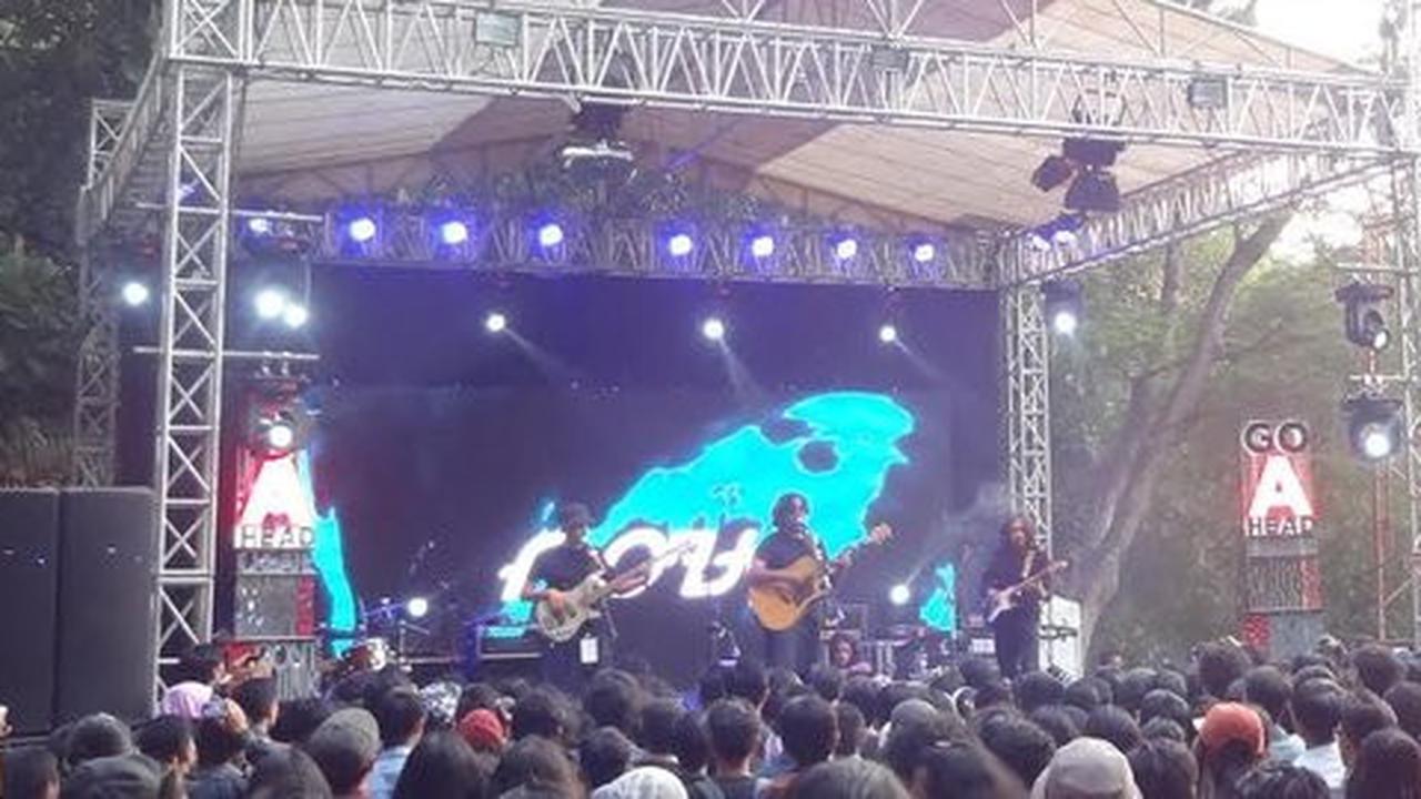 Pemuda-pemudi padati konser musik di hutan Kota Bandung