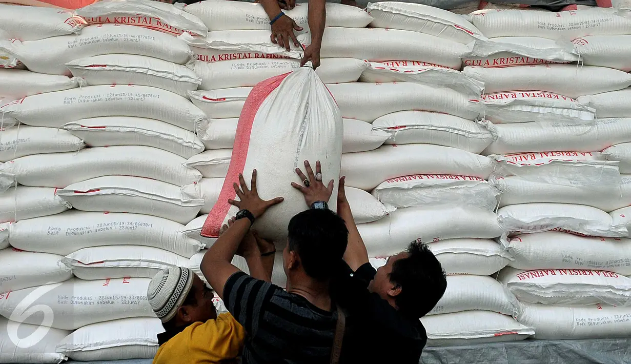  Rencananya gula sebanyak 60 ton ini akan dikirim ke Ciawi tetapi oleh oknum supir diselewengkan, Jakarta, Rabu (24/6/2015). Polda Metro Jaya berhasil mengamankan 60 ton gula pasir dan tiga orang tersangka di kawasan Tangerang. (Liputan6.com/Johan Tallo)