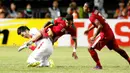 Pemain Indonesia, Stefano Lilipaly, berduel dengan pemain Vietnam dalam laga leg pertama semifinal Piala AFF 2016 di Stadion Pakansari, Bogor, Sabtu (3/12/2016). (Bola.com/Peksi Cahyo)