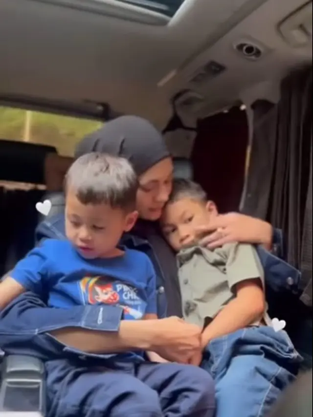 6 Potret Paula Verhoeven Peluk Cium Anaknya Sebelum Terpisah 6 Bulan, Pasrah dengan Keputusan Pengadilan