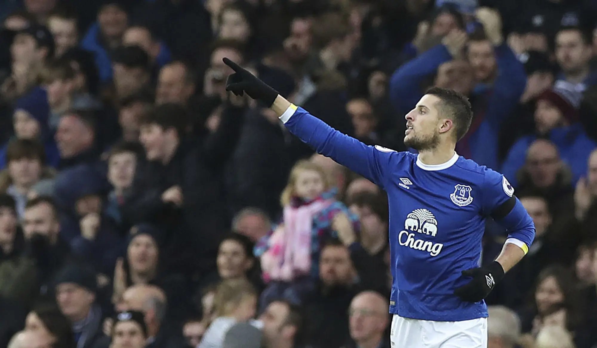 Pemain Everton, Kevin Mirallas mencetak satu gol saat Everton mempemalukan Manchester City 4-0 di Goodison Park, Liverpool, Minggu (15/1/2017). (Peter Byrne/PA via AP)