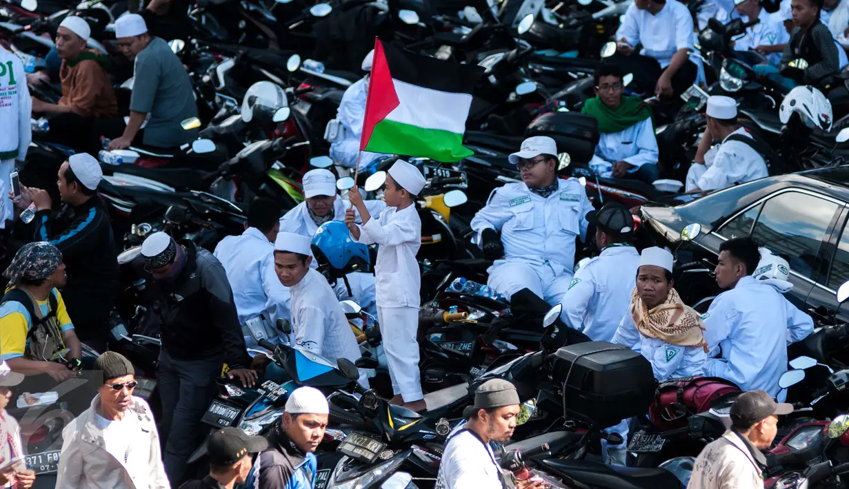 Seorang anak ikut dalam "Aksi Simpatik Menjaga Independensi Hakim" yang akan digelar di Pengadilan Negeri Jakarta Utara, Jumat (28/4). Tujuan aksi untuk mengawal kasus dugaan penistaan agama oleh Ahok. (Liputan6.com/Gempur M Surya)