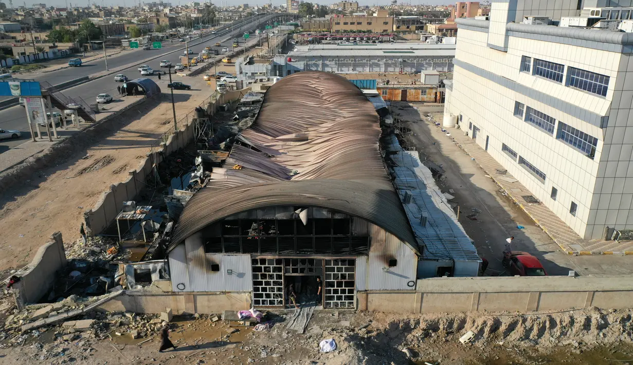 Foto udara menunjukkan kerusakan setelah kebakaran hebat yang melanda bangsal isolasi COVID-19 di rumah sakit Al-Hussein di kota Nasiriyah, Selasa (13/7/2021). Pejabat kesehatan Irak, Haydar al-Zamili mengakui ada kekhawatiran masih ada korban yang terjebak di dalam gedung. (Asaad NIAZI/AFP)