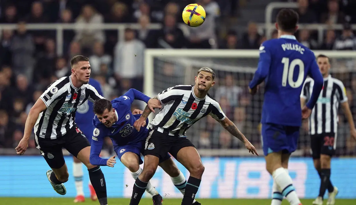 Chelsea lagi-lagi menelan hasil minor di pekan ke-16 Premier League 2022/2023. Berhadapan dengan Newcastle, The Blues kalah dengan skor tipis 1-0. (Owen Humphreys/PA via AP)