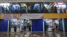 Aktivitas pedagang dan pembeli di Pasar Cipulir, Jakarta, Jumat (23/1/2026). Genangan banjir setinggi sekitar 20 sentimeter menggenangi area dalam Pasar Cipulir, Jakarta. (merdeka.com/Arie Basuki)