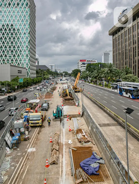 Pekerja menggarap proyek MRT Fase II Bundaran HI-Harmoni di Jalan M.H. Thamrin, Jakarta, Rabu (10/2/2021). Proyek yang awalnya ditargetkan selesai pada Desember 2024 tersebut molor menjadi Maret 2025. (Liputan6.com/Faizal Fanani)