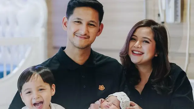 Momen Perdana Tasya Kamila Foto Bareng Keluarga Lengkap, Gaya Usil Arrasya pada Adik Bikin Gemas