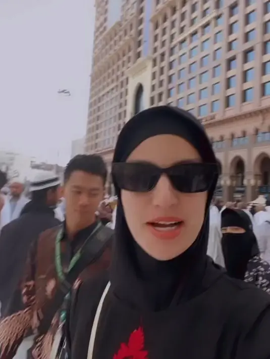 Tak sedikit dari netizen menyebut Nia Ramadhani makin terlihat cantik berhijab dan berdoa agar bisa istiqomah. [instagtam/ramadhaniabakrie]