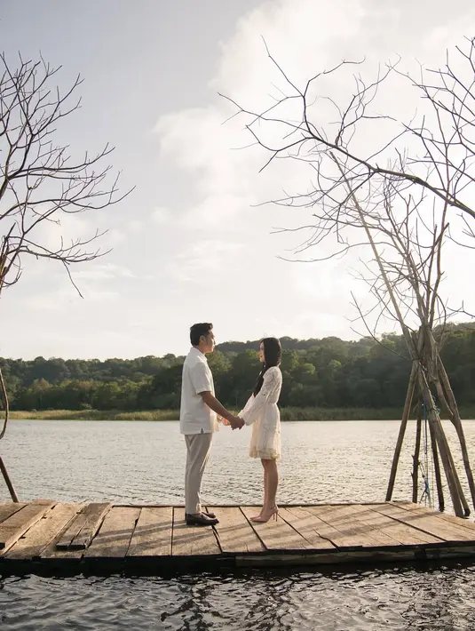 Momen romantis itu dilangsungkan dengan latar belakang danau yang tenang dan pepohonan hijau di sekitarnya.  [@jessicajane99].