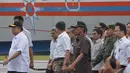 Menko Kemaritiman Indroyono Soesilo bersama Menhub Ignasius Jonan sebelum memberikan keterangan pers di posko utama pencarian pesawat AirAsia QZ8501 di Lanud TNI AU Iskandar, Pangkalan Bun, Rabu (7/1/2015).  (Liputan6.com/Andrian M Tunay)