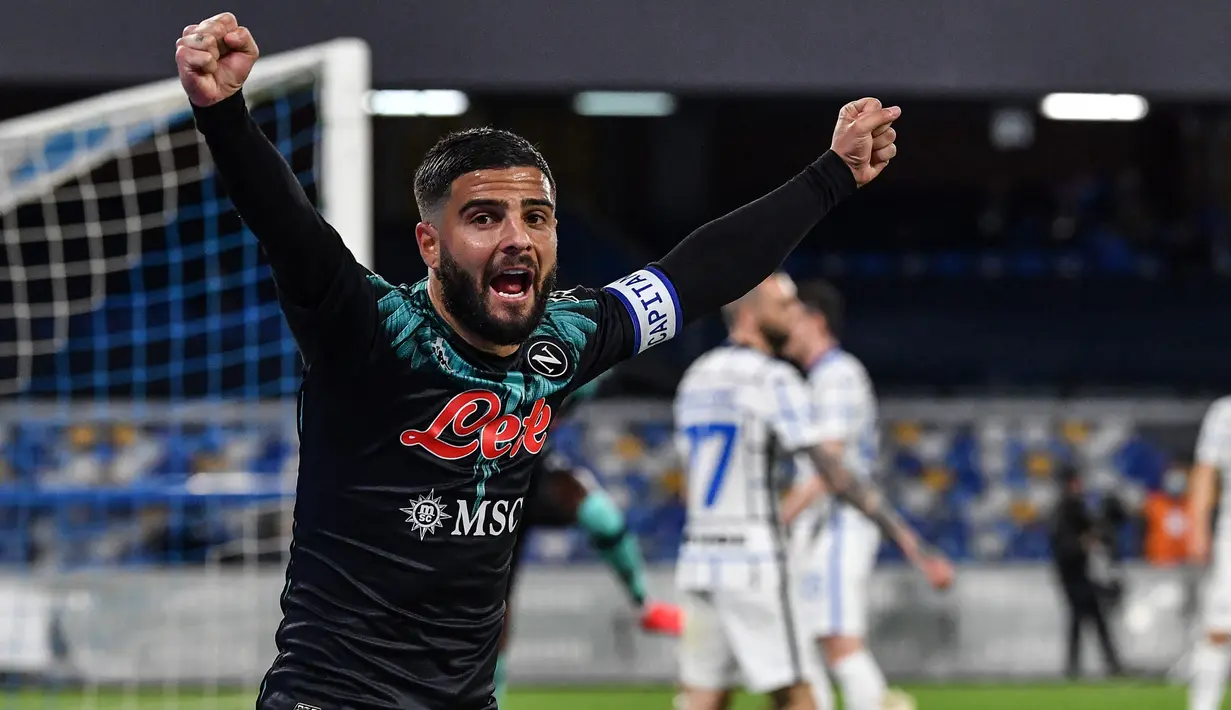 Striker Napoli, Lorenzo Insigne melakukan selebrasi usai kiper Inter Milan, Samir Handanovic melakukan gol bunuh diri dalam laga lanjutan Liga Italia 2020/2021 pekan ke-31 di Diego Armando Maradona Stadium, Minggu (18/4/2021). Napoli bermain imbang 1-1 dengan Inter. (AFP/Tiziana Fabi)