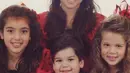 Kali ini, gaya 80's tampak diusung oleh mereka.  [Foto: Instagram/ Kris Jenner]