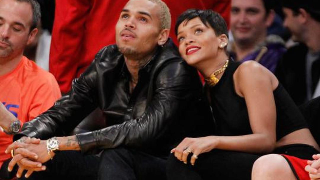 Nonton basket, Rihanna mesra dengan Chris Brown