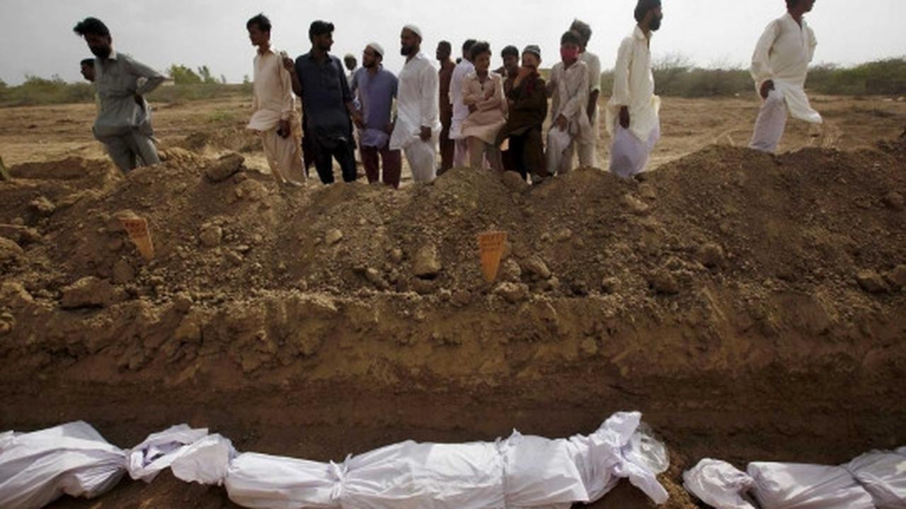 Ribuan korban tewas akibat hawa panas di Pakistan dikubur massal