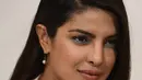 Aktris Bollywood, Priyanka Chopra berpose saat menghadiri gala tahunan Hammer Museum di Los Angeles, 14 Oktober 2017. Rambut coklat panjangnya dibiarkan tergerai yang menunjang make up cerahnya. (Jordan Strauss/Invision/AP)