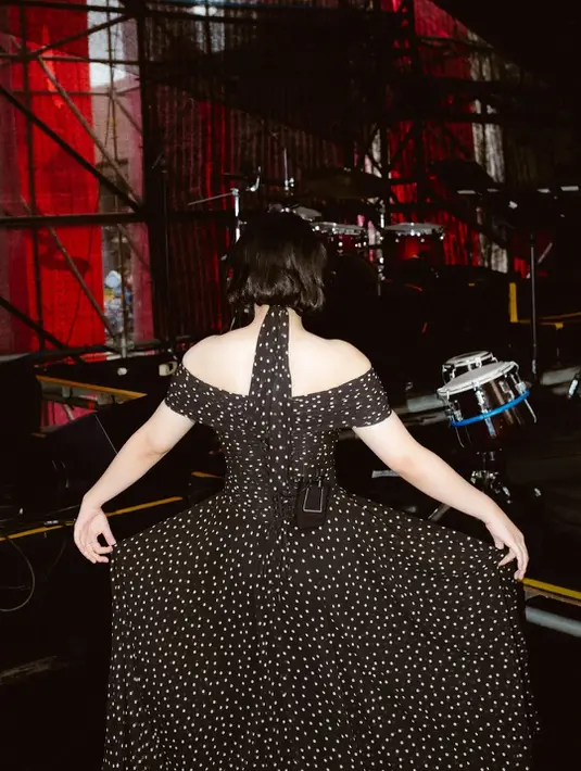 Bernadya tak memangkas rambut panjangnya, melainkan hanya ditekuk yang diikat dengan scarf polkadot [@bernadyaribka]