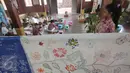 Murid  SD Tarakanita 2 belajar proses membuat batik di Museum Tekstil, Jakarta,  Jumat (2/10/2015). Peringatan hari batik tersebut menjadi pembelajar sejak dini bagi siwa sisiwi tersebut untuk belajar membatik. (Liputan6.com/Angga Yuniar)