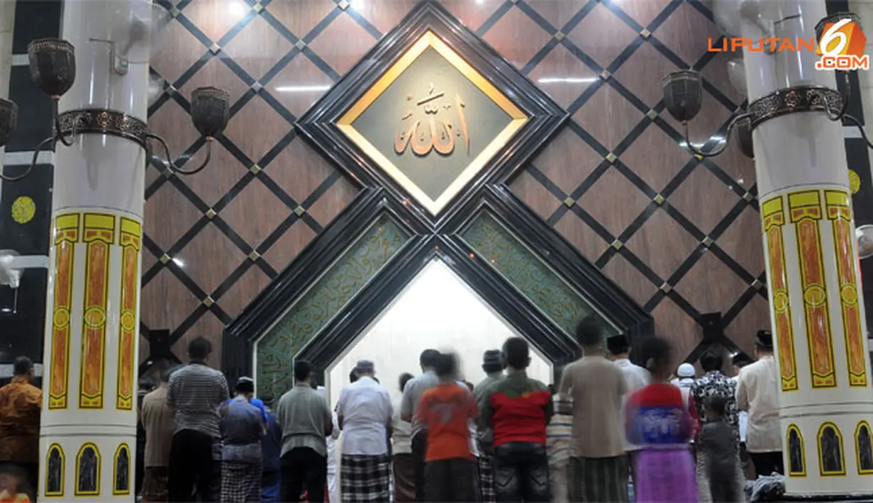 Untuk kiblat salat, memang dalam perbaikan masjid yang pertama. sudah dibetulkan, karena ada kecendrungan kiblatnya tidak pas. Tapi dengan bangunan ini sudah diarahkan sesuai arahan kementrian agama tingkat propinsi.(Liputan6.com/Herman Zakharia)