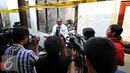 Ketua Komnas PA, Arist Merdeka Sirait memberikan keterangan pers saat meninjau ruangan Komnas PA yang terbakar beberapa waktu lalu, Kamis (2/7/2015). Arist meminta kepada aparat kepolisian segera mengungkap penyebab kebakaran. (Liputan6.com/Yoppy Renato) 