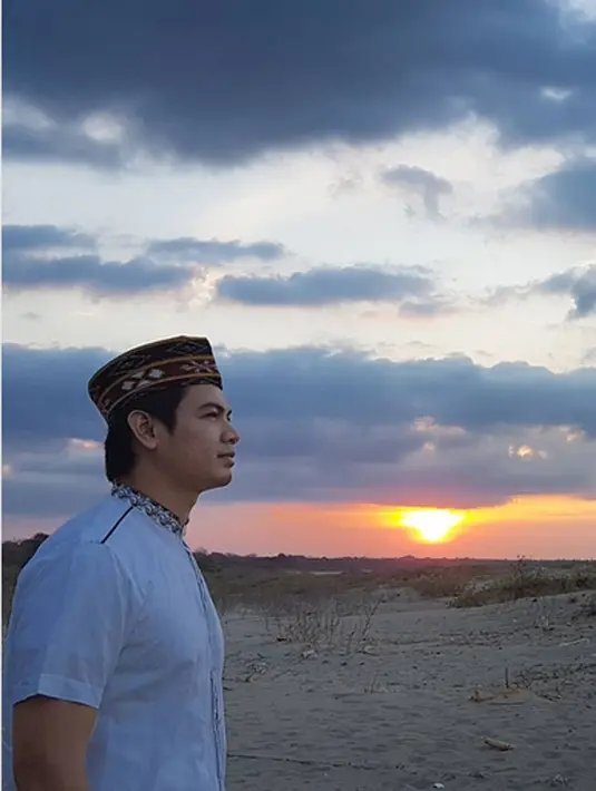 Pemeran yang kini sedang sibuk film terbarunya, Eiffel..I'm In Love 2 itu menjalani taaruf agar bisa mengenal calon istrinya. Kini, ia menambahkan rencana pernikahan itu sedang jadi pembicaraan keluarganya dan calonnya. (Instagram/tommykurniawann)