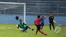 Ravi Murdianto berusaha menghadang rekan setimnya saat latihan jelang lawan Persipura di SCM Cup 2015,  Stadion Gajayana, Malang, Senin (19/1/2014). (Liputan6.com/Faizal Fanani)