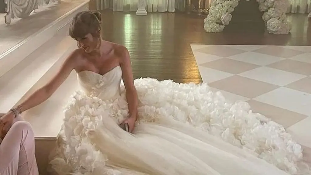 Untuk momen paling bersejarah dalam hidupnya, Taylor Swift memilih mengenakan gaun pengantin Christian Dior Haute Couture yang dirancang secara khusus oleh Jonathan Anderson, Creative Director Dior Women’s, Men’s, dan Haute Couture Collections. [Foto: X].
