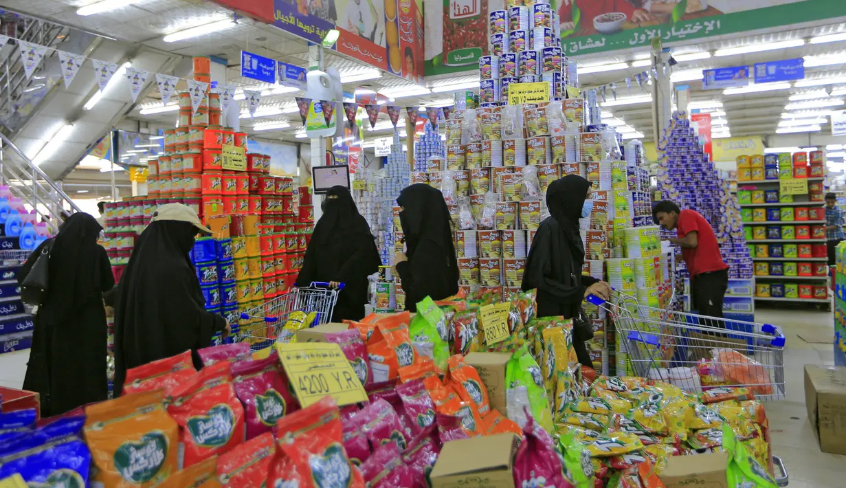 Pengunjung berbelanja bahan makanan dan persediaan saat mereka mempersiapkan diri seminggu menjelang bulan suci puasa Ramadan di supermarket di ibu kota Yaman, Sanaa, Selasa (6/4/2021). (AFP Photo/Mohammed Huwais)