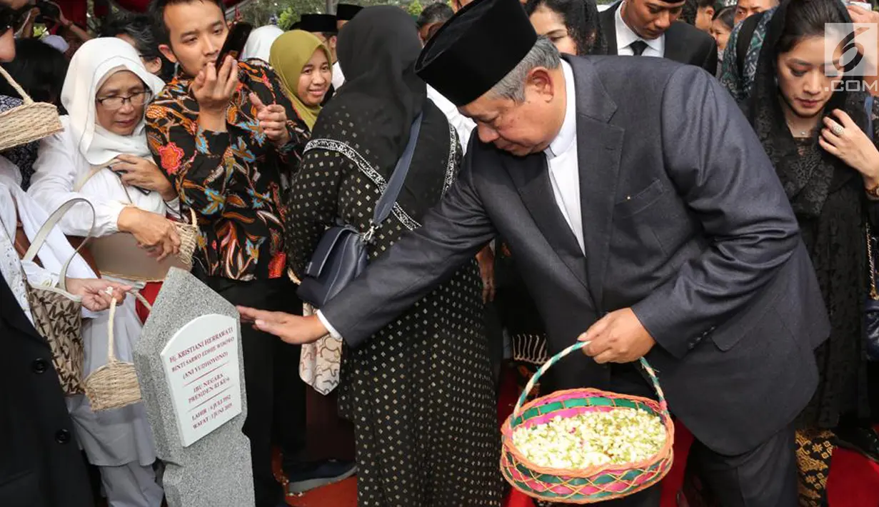 Presiden ke-6 Republik Indonesia Susilo Bambang Yudhoyono menaburkan bunga di atas makam Presiden ke-3 Republik Indonesia BJ Habibie di Taman Makam Pahlawan Nasional Utama (TMP) Kalibata, Jakarta, Kamis (12/9/2019). (Liputan6.com/HO/Nursajali Angkotasan & Michael Wicaksono)
