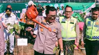 Kepala Korps Lalu Lintas Polri, Irjen Istiono dan Jajarannya Menggelar Aksi Penanaman 3000 Pohon di Ciawi, Bogor, Jawa Barat pada Jumat (17/1/2020). (Foto: Istimewa)