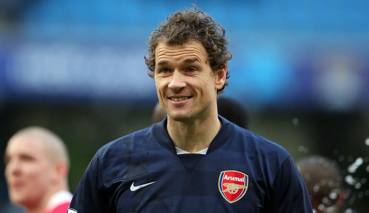 Kiper Arsenal, Jens Lehmann pernah kedapatan buang air kecil ketika berlangsungnya pertandingan melawan Unirea Urziceni di laga Grup G Liga Champions 2009. Ia langsung berlari ke belakang gawang dan melompati papan iklan untuk buang air kecil sambil berlutut. (Foto: AFP/Andrew Yates)