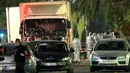 Pada 14 Juli 2016, Sebuah truk melaju kencang dan menghantam kerumunan warga yang sedang melihat kembang api untuk memperingati Bastille Day di kota Nice, Prancis hingga menewaskan 86 orang. (AP Photo/Claude Paris)