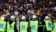 Suporter Juventus menunggu pertandingan dimulai setelah kick-off ditunda karena "keselamatan publik" selama pertandingan Serie A Italia antara Torino dan Juventus FC di Stadion Olimpiade Grande Torino di Turin pada 24 Mei 2026. (MARCO BERTORELLO/AFP)