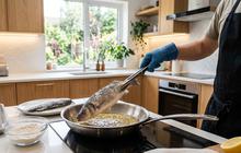 6 Cara Menggoreng Ikan agar Minyak Tidak Banyak Meletup di Dapur, Bikin Masak Lebih Aman