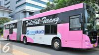 Transjakarta meluncurkan bus khusus perempuan bertepatan dengan Hari Kartini, Jakarta, Kamis (21/4). Bus Transjakarta khusus perempuan ini didominasi dengan warna pink. (Liputan6.com/Yoppy Renato)