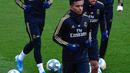 Pemain Real Madrid Vinicius Junior, Karim Benzema, Rodrygo dan pemain Dominicans Mariano Diaz melakukan pemanasan selama sesi latihan di fasilitas olahraga Real Madrid City di Madrid (17/12/2019). Madrid akan bertanding melawan Barcelona dalam laga El Clasico di Nou Camp. (AFP/Javier Soriano)