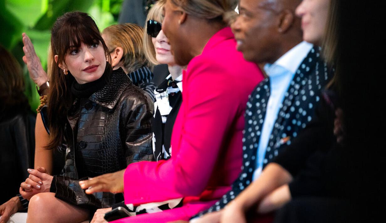 Anne Hathaway di fashion show Michael Kors. (AP Photo/Julia Nikhinson)
