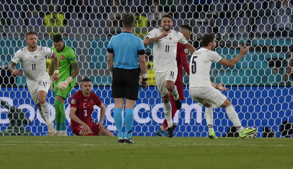 Gol bunuh diri pertama terjadi di laga pembuka Euro 2020 tepatnya di Grup A saat Turki menghadapi Italia (12/6/2021). Bek Turki asal Juventus, Merih Demiral melakukan gol bunuh diri pada menit ke-53 yang membuat Italia unggul 1-0. Hasil akhir, Turki kalah 0-3. (Foto: AP/Pool/Alessandra Tarantino)