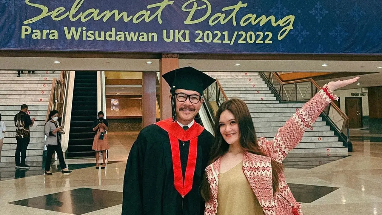 Ferry Salim dan 5 Artis ini Lulus S1 di Usia yang Tak Lagi Muda