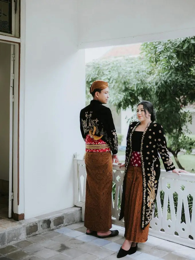 8 Foto Prewedding Khas Ningrat Nessie Judge dan Suami dengan Busana Jawa, Warganet Sebut Vibes Horornya Dapet Banget