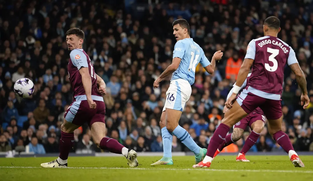 Gelandang Manchester City, Rodri (tengah) mencetak gol pertama timnya ke gawang Aston Villa pada laga pekan ke-31 Premier League 2023/2024 di Etihad Stadium, Manchester, Rabu (3/4/2024) malam. (AP Photo/Dave Thompson)
