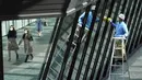 Pekerja yang mengenakan masker pelindung untuk membantu mengekang penyebaran Virus Corona membersihkan jendela kaca sebuah gedung perkantoran di Tokyo (19/1/2021). Ibukota Jepang itu mengonfirmasi lebih dari 1.200 kasus Virus Corona baru pada 19 Januari 2021. (AP Photo/Eugene Hoshiko)